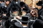 עצרת הספד צו די פטירה פון הגאון רבי צבי זאב בערגער זצ"ל מו"ץ צאנז קלויזענבורג בבארא פארק אין ביהמ"ד הגדול צאנז קלויזענבורג אין בארא פארק בילדער: אייזיק י., אברומי ווייס