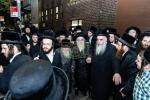 עצרת הספד צו די פטירה פון הגאון רבי צבי זאב בערגער זצ"ל מו"ץ צאנז קלויזענבורג בבארא פארק אין ביהמ"ד הגדול צאנז קלויזענבורג אין בארא פארק בילדער: אייזיק י., אברומי ווייס