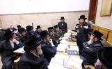 חסידי ויזניץ אין אמעריקע ביים סדר לימוד רבתי שיעורי תורה ברבים וואס כ"ק בעל הישועות משה זצ"ל האט איינגעפירט 