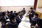חסידי ויזניץ אין אמעריקע ביים סדר לימוד רבתי שיעורי תורה ברבים וואס כ"ק בעל הישועות משה זצ"ל האט איינגעפירט 