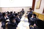 חסידי ויזניץ אין אמעריקע ביים סדר לימוד רבתי שיעורי תורה ברבים וואס כ"ק בעל הישועות משה זצ"ל האט איינגעפירט 