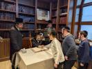 קינדער פון קראסנה ת"ת ביים אריבער גיין ווינטשן מזל טוב  פאר הגה"צ אב"ד קראסנה שליט"א לרגל דאס שידוך שליסן פון בנו הבה"ח יהודה ארי' נ"י, עב"ג הכלה בת הרה"ג שלמה זלמן אונסדארפער שליט"א ר"מ בישיבת בעלזא