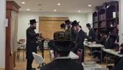 אסעמבלימאן ר' אהרן בן ציון ווידער רעדט צו חסידישע בחורים ביי א ספעציעלע צוזאמקום
