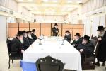 Main image for אגודת ישראל וואלן אינדארסמענט ווידער אפגעשטיפט בשעת די אדמורי"ם זענען דן איבער די נוסח