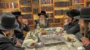בילדער פונעם מעמד חתימות שטרות אין שטוב פון הרבני הנגיד הרה"ח ר' יואל לאנדא הי"ו, ווי ר' יואל הי"ו האט אפגעקויפט די זכות שם הבנין ד'בית המדרש החדש שפע יואל 'בנין לאנדא' פאר די פאנטאסטישע סומע פון איין און אהאלב מיליאן דאלער