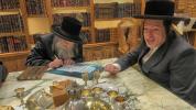 Main image for בילדער פונעם מעמד חתימות שטרות אין שטוב פון הרבני הנגיד הרה"ח ר' יואל לאנדא הי"ו, ווי ר' יואל הי"ו האט אפגעקויפט די זכות שם הבנין ד'בית המדרש החדש שפע יואל 'בנין לאנדא' פאר די פאנטאסטישע סומע פון איין און אהאלב מיליאן דאלער