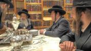 בילדער פונעם מעמד חתימות שטרות אין שטוב פון הרבני הנגיד הרה"ח ר' יואל לאנדא הי"ו, ווי ר' יואל הי"ו האט אפגעקויפט די זכות שם הבנין ד'בית המדרש החדש שפע יואל 'בנין לאנדא' פאר די פאנטאסטישע סומע פון איין און אהאלב מיליאן דאלער