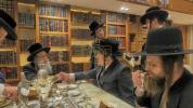 בילדער פונעם מעמד חתימות שטרות אין שטוב פון הרבני הנגיד הרה"ח ר' יואל לאנדא הי"ו, ווי ר' יואל הי"ו האט אפגעקויפט די זכות שם הבנין ד'בית המדרש החדש שפע יואל 'בנין לאנדא' פאר די פאנטאסטישע סומע פון איין און אהאלב מיליאן דאלער