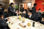 א נייע קאר איז נתנדב געווארן פאר שומרים ד'קרית טאהש דורך  אב"ד קלוזש שליט"א