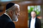 Main image for ש"ס באשולדיגט די אטוירני דזשענעראל אין וואלן אריינמישונג נאך די ארעסטן פון 42 חב"ד בחורים ביים בן גוריון עירפארט