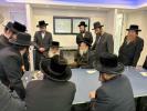 כ"ק אדמו"ר מדושינסקיא שליט"א בקביעת מזוזה אין נייע חברים הופטקוואטיר אין וויליאמסבורג 
