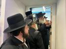 כ"ק אדמו"ר מדושינסקיא שליט"א בקביעת מזוזה אין נייע חברים הופטקוואטיר אין וויליאמסבורג 