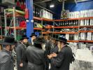 כ"ק אדמו"ר מדושינסקיא שליט"א בקביעת מזוזה אין נייע חברים הופטקוואטיר אין וויליאמסבורג 
