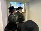 כ"ק אדמו"ר מדושינסקיא שליט"א בקביעת מזוזה אין נייע חברים הופטקוואטיר אין וויליאמסבורג 