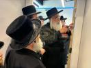 כ"ק אדמו"ר מדושינסקיא שליט"א בקביעת מזוזה אין נייע חברים הופטקוואטיר אין וויליאמסבורג 