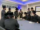 כ"ק אדמו"ר מדושינסקיא שליט"א בקביעת מזוזה אין נייע חברים הופטקוואטיר אין וויליאמסבורג 