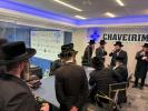 כ"ק אדמו"ר מדושינסקיא שליט"א בקביעת מזוזה אין נייע חברים הופטקוואטיר אין וויליאמסבורג 