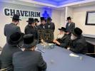 כ"ק אדמו"ר מדושינסקיא שליט"א בקביעת מזוזה אין נייע חברים הופטקוואטיר אין וויליאמסבורג 
