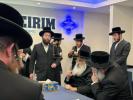 כ"ק אדמו"ר מדושינסקיא שליט"א בקביעת מזוזה אין נייע חברים הופטקוואטיר אין וויליאמסבורג 