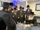 כ"ק אדמו"ר מדושינסקיא שליט"א בקביעת מזוזה אין נייע חברים הופטקוואטיר אין וויליאמסבורג 