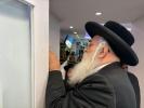 כ"ק אדמו"ר מדושינסקיא שליט"א בקביעת מזוזה אין נייע חברים הופטקוואטיר אין וויליאמסבורג 