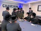 כ"ק אדמו"ר מדושינסקיא שליט"א בקביעת מזוזה אין נייע חברים הופטקוואטיר אין וויליאמסבורג 
