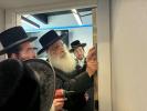 כ"ק אדמו"ר מדושינסקיא שליט"א בקביעת מזוזה אין נייע חברים הופטקוואטיר אין וויליאמסבורג 