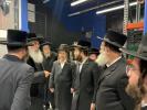 כ"ק אדמו"ר מדושינסקיא שליט"א בקביעת מזוזה אין נייע חברים הופטקוואטיר אין וויליאמסבורג 