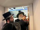 כ"ק אדמו"ר מדושינסקיא שליט"א בקביעת מזוזה אין נייע חברים הופטקוואטיר אין וויליאמסבורג 