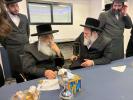 כ"ק אדמו"ר מדושינסקיא שליט"א בקביעת מזוזה אין נייע חברים הופטקוואטיר אין וויליאמסבורג 