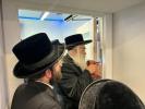 כ"ק אדמו"ר מדושינסקיא שליט"א בקביעת מזוזה אין נייע חברים הופטקוואטיר אין וויליאמסבורג 