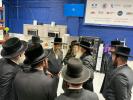 כ"ק אדמו"ר מדושינסקיא שליט"א בקביעת מזוזה אין נייע חברים הופטקוואטיר אין וויליאמסבורג 