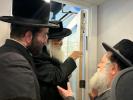 כ"ק אדמו"ר מדושינסקיא שליט"א בקביעת מזוזה אין נייע חברים הופטקוואטיר אין וויליאמסבורג 