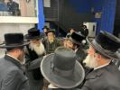 כ"ק אדמו"ר מדושינסקיא שליט"א בקביעת מזוזה אין נייע חברים הופטקוואטיר אין וויליאמסבורג 