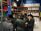 כ"ק אדמו"ר מדושינסקיא שליט"א בקביעת מזוזה אין נייע חברים הופטקוואטיר אין וויליאמסבורג 