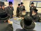 כ"ק אדמו"ר מדושינסקיא שליט"א בקביעת מזוזה אין נייע חברים הופטקוואטיר אין וויליאמסבורג 