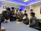 כ"ק אדמו"ר מדושינסקיא שליט"א בקביעת מזוזה אין נייע חברים הופטקוואטיר אין וויליאמסבורג 