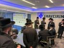 כ"ק אדמו"ר מדושינסקיא שליט"א בקביעת מזוזה אין נייע חברים הופטקוואטיר אין וויליאמסבורג 