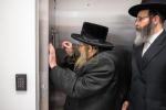 קביעות מזוזה אין די נייע סאטמארע חתונה זאל  עטרת רישא אין מאנטריאל