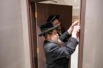 קביעות מזוזה אין די נייע סאטמארע חתונה זאל  עטרת רישא אין מאנטריאל