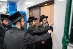 קביעות מזוזה אין די נייע סאטמארע חתונה זאל  עטרת רישא אין מאנטריאל