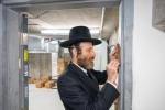 קביעות מזוזה אין די נייע סאטמארע חתונה זאל  עטרת רישא אין מאנטריאל