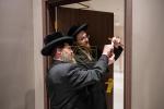 קביעות מזוזה אין די נייע סאטמארע חתונה זאל  עטרת רישא אין מאנטריאל