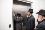 קביעות מזוזה אין די נייע סאטמארע חתונה זאל  עטרת רישא אין מאנטריאל