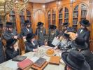 מעמד חתימת שטרות 'לבית המדרש שפע יואל ד'סאטמאר' מאנסי יצ"ו ווי שוין נעכטן באריכטעט דא אויף א בליק 