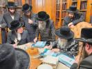 מעמד חתימת שטרות 'לבית המדרש שפע יואל ד'סאטמאר' מאנסי יצ"ו ווי שוין נעכטן באריכטעט דא אויף א בליק 