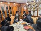מעמד חתימת שטרות 'לבית המדרש שפע יואל ד'סאטמאר' מאנסי יצ"ו ווי שוין נעכטן באריכטעט דא אויף א בליק 