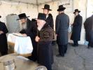 כ"ק מרן הגאב"ד בוענאס איירעס שליט"א ביים ציון פונעם שווער כ"ק הגאב"ד בוענאס איירעס זצ"ל 