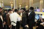 פרישע אויפברויז : צוויי חב"ד בחורים געשיקט אין מיליטערישע טורמע נאכדעם וואס 42 זענען פארהאלטן געווארן ביים צוריקקומען פון 770