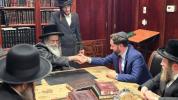 קאנגרעסמאן מייק לאולער אפגעשטאט באזוך ביי גדולי הרבנים שליט"א אין באפורברייטונג צו די וואלן 